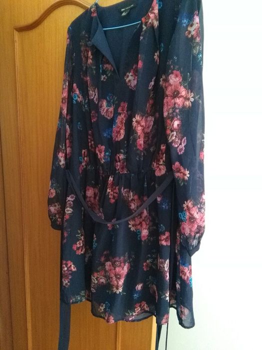 Vestido preto e branco e azul com flores vermelhas e vermelho