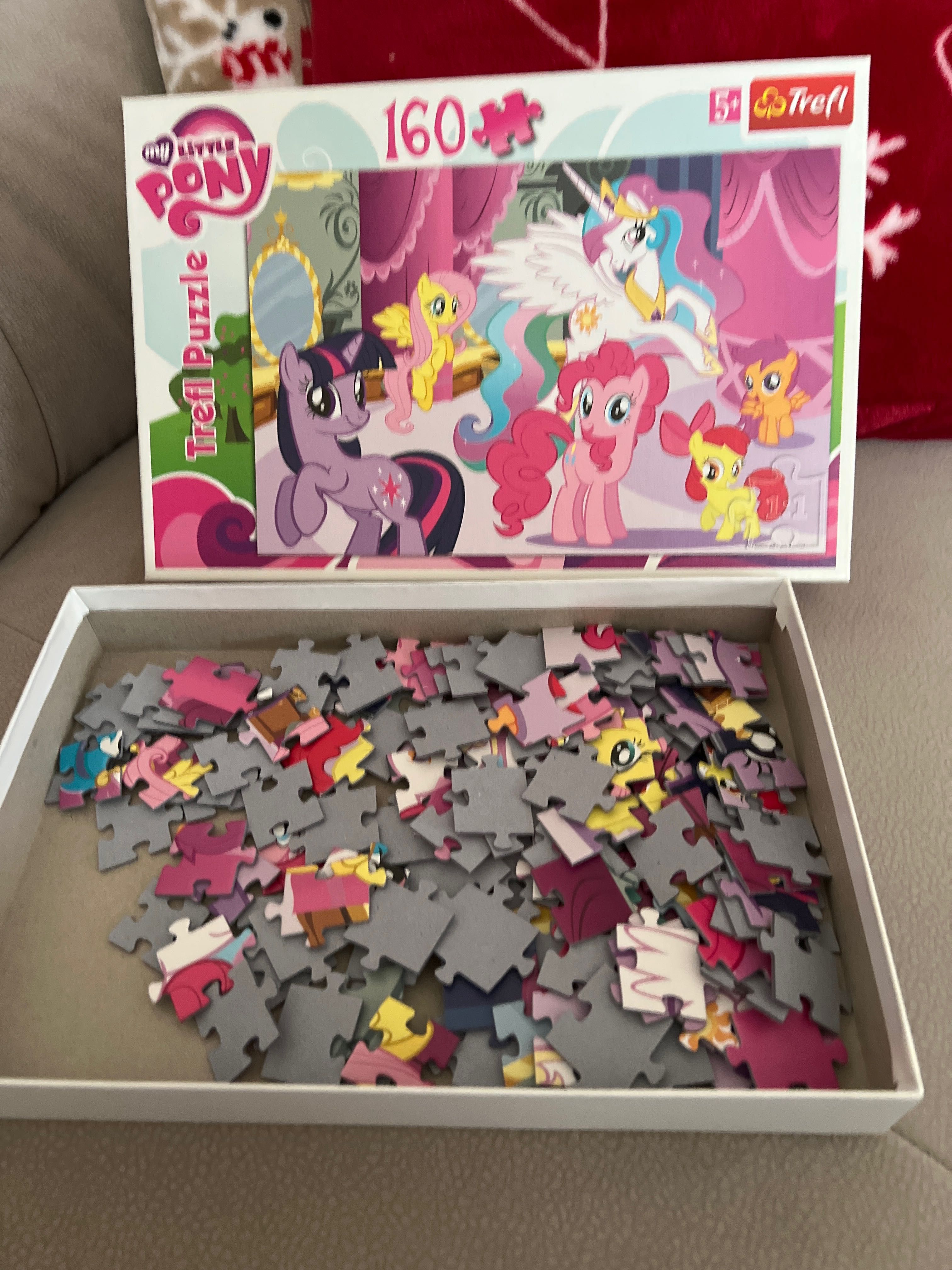 Puzzle i książki dla dziewczynki, wiek 5+.