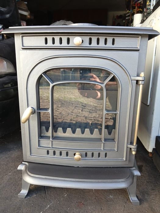 Vendo salamandra a lenha, de ferro fundido. Completamente nova.