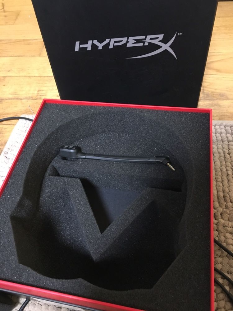 Наушники HyperX cloud revolver.