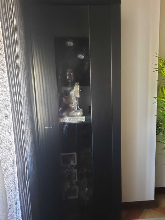 Móvel de sala com prateleiras de vidro