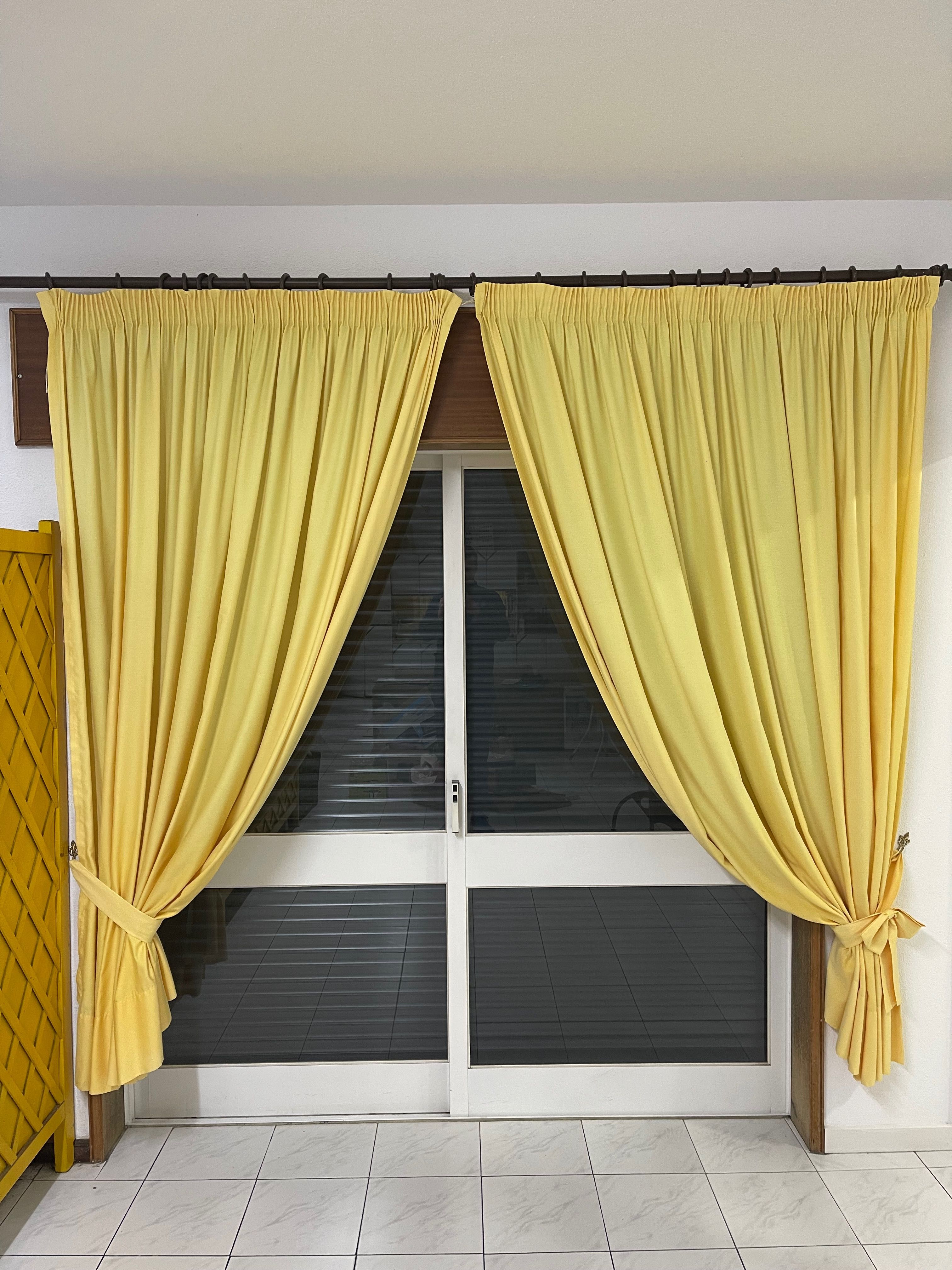 Conjunto de Reposteiros/Cortinas Amarelas