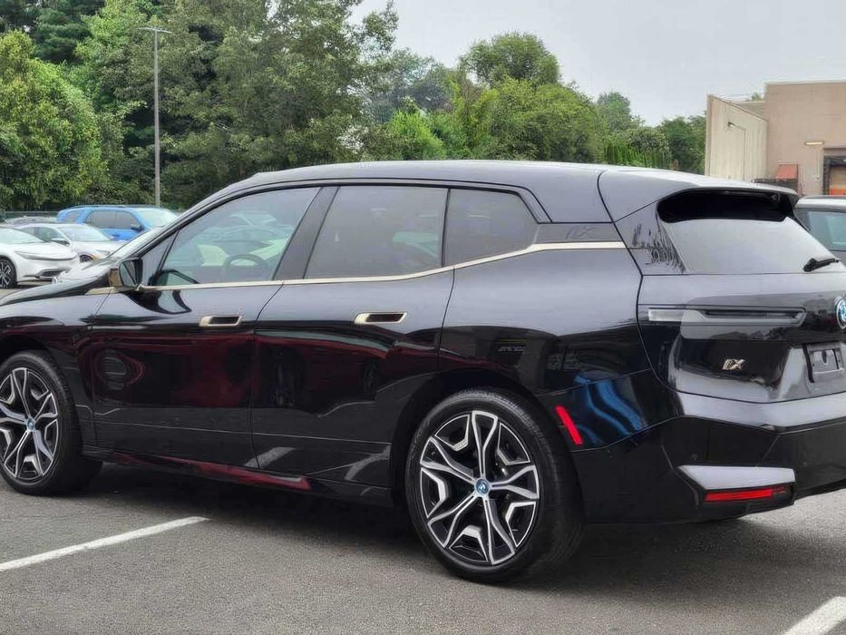 BMW iX xDrive50      2024
