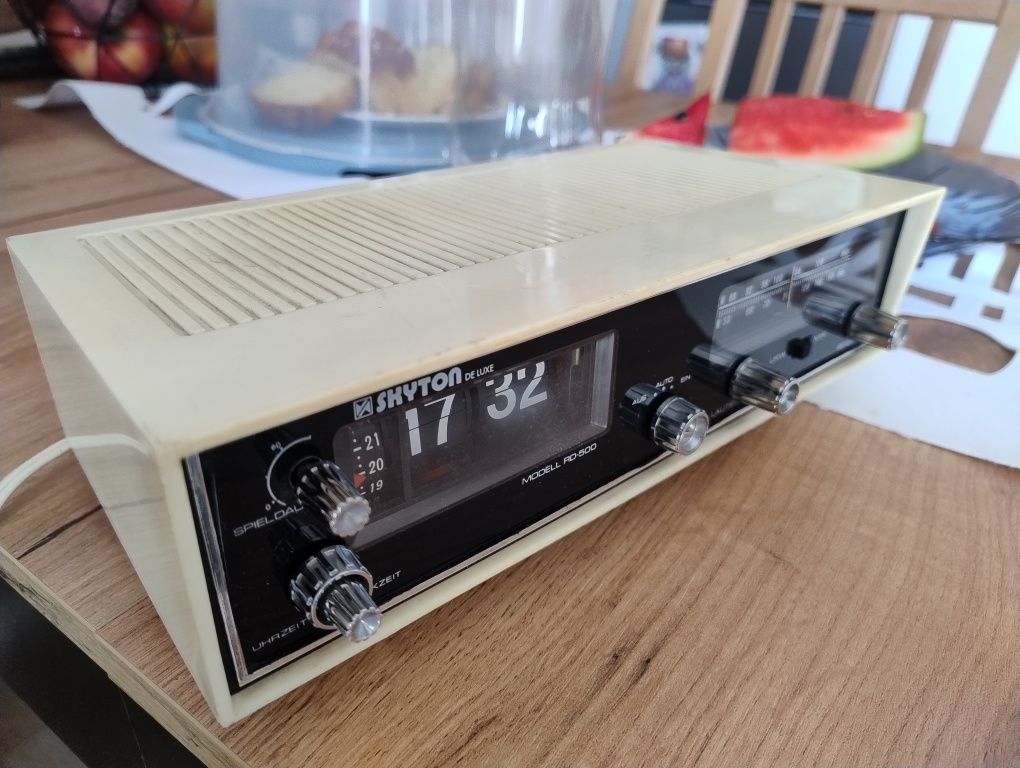 Radiobudzik klapkowy stan dobry