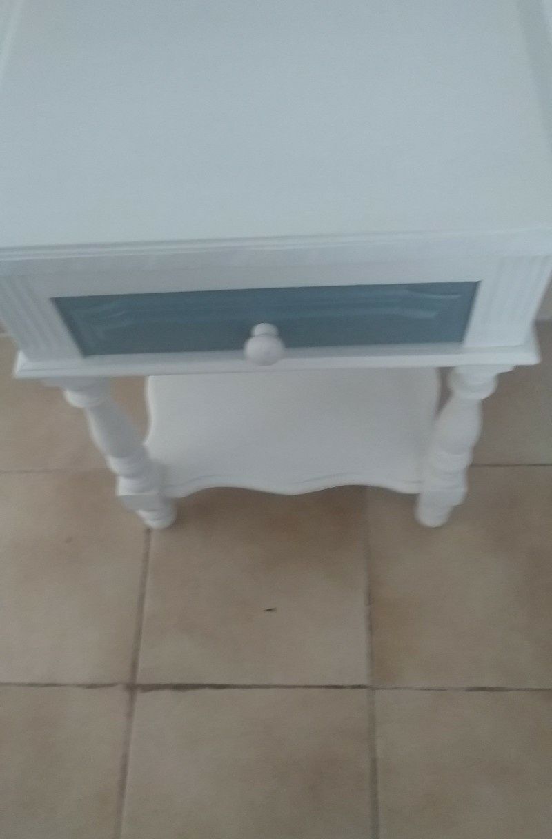 Mesa de apoio com gaveta