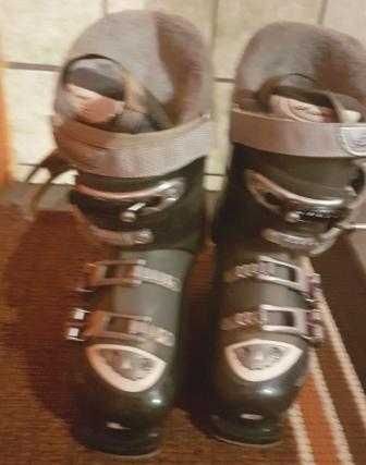 zimowa rozrywka: narty i dodatki