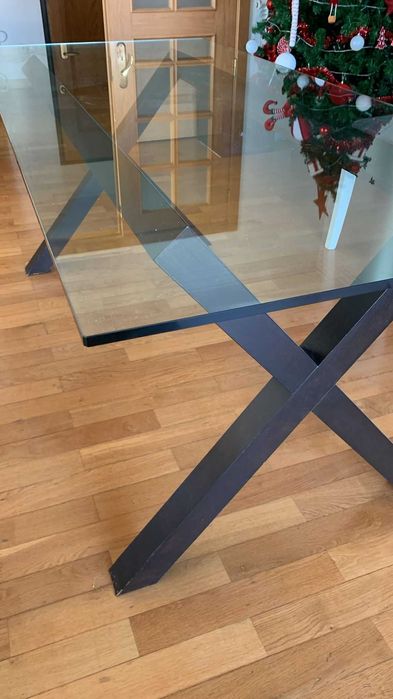 Mesa de sala com tampo de vidro