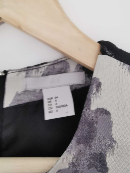 Wieczorna elegancka sukienka na ramiączkach rozkloszowana na święta