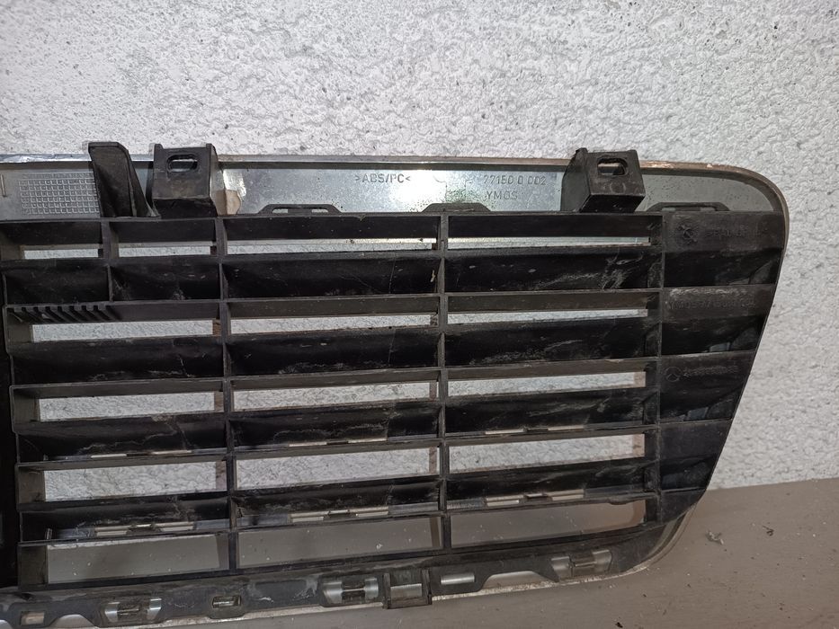 Vendo grelha de frente Mercedes Benz CLK (C 208)ano 1996/2000