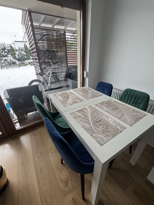 Stolik bialy rozkladany z 4 welurowymi krzesłami