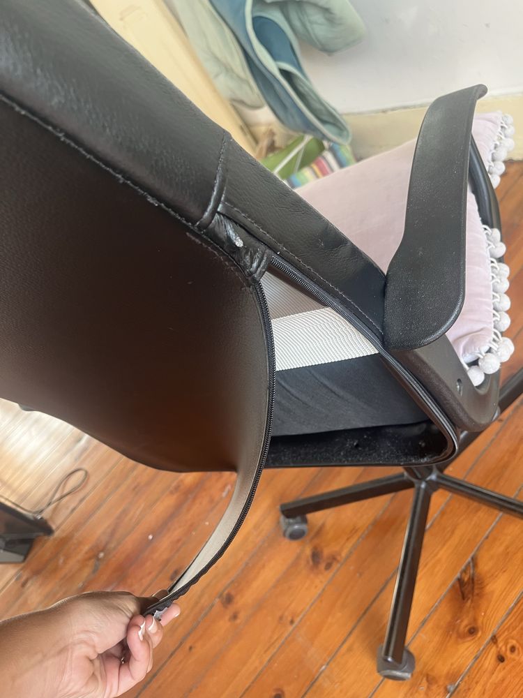Cadeira preta de escritório (com arrumação + almofada incluída).