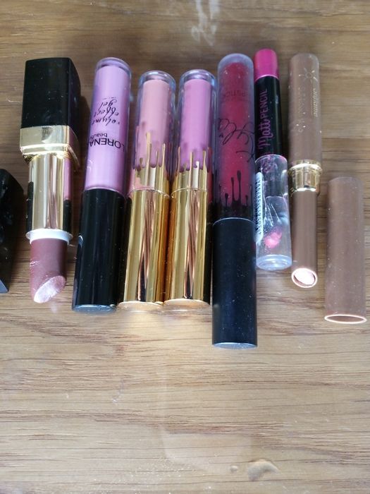 Помади Kylie Lorena Oriflame Golden rose matt pencil