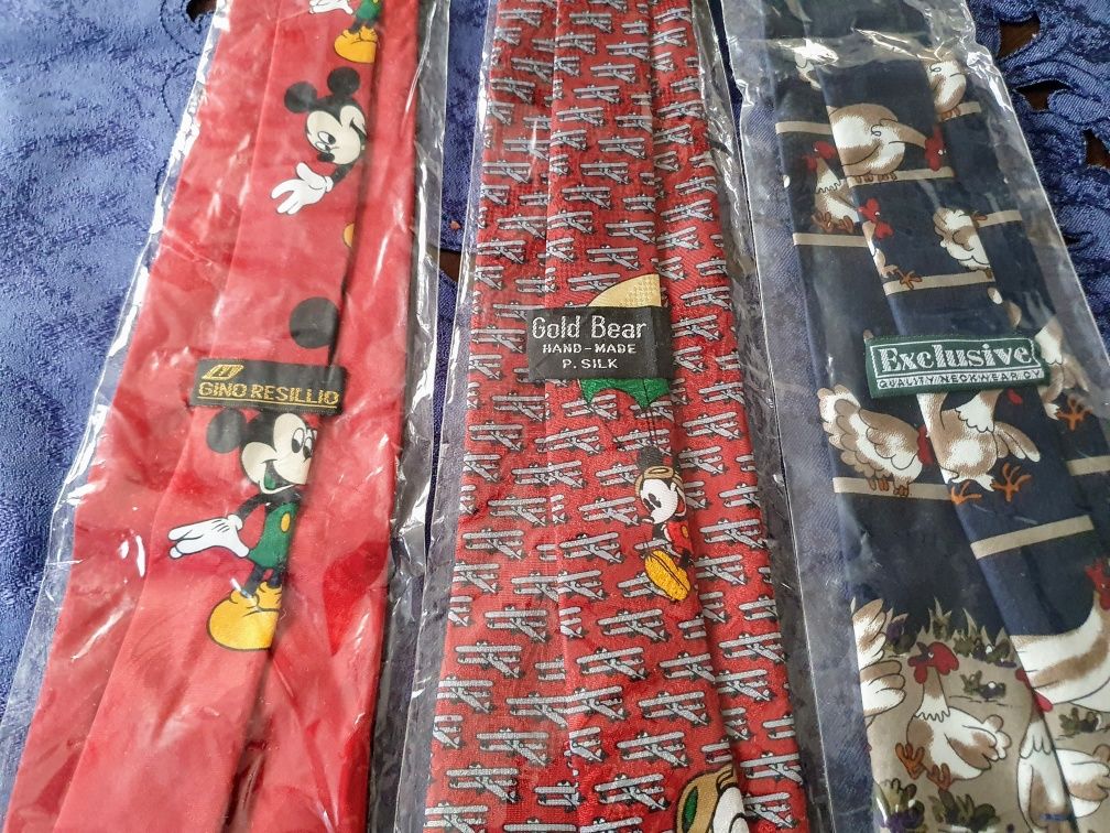 Krawat Disney oraz świąteczny Nowe.