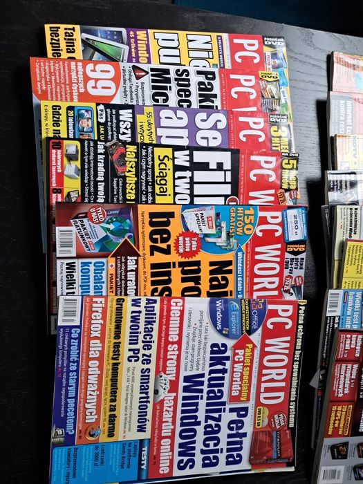 Zestaw, kolekcja 14 miesięczników PC World Komputer lata 2010-11