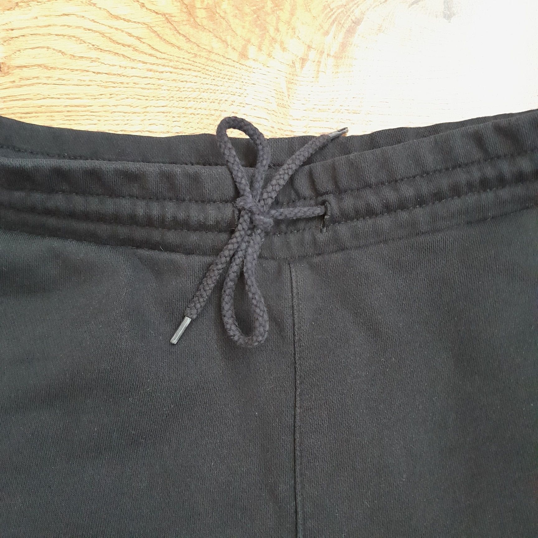 Czarne dresowe joggery Cropp regular rozm. S