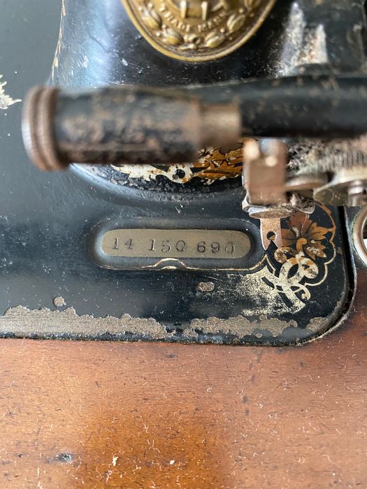 Máquina Singer de 1898 com todos os elementos originais