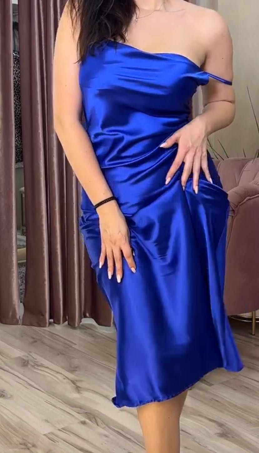Шовкова сукня синього кольору