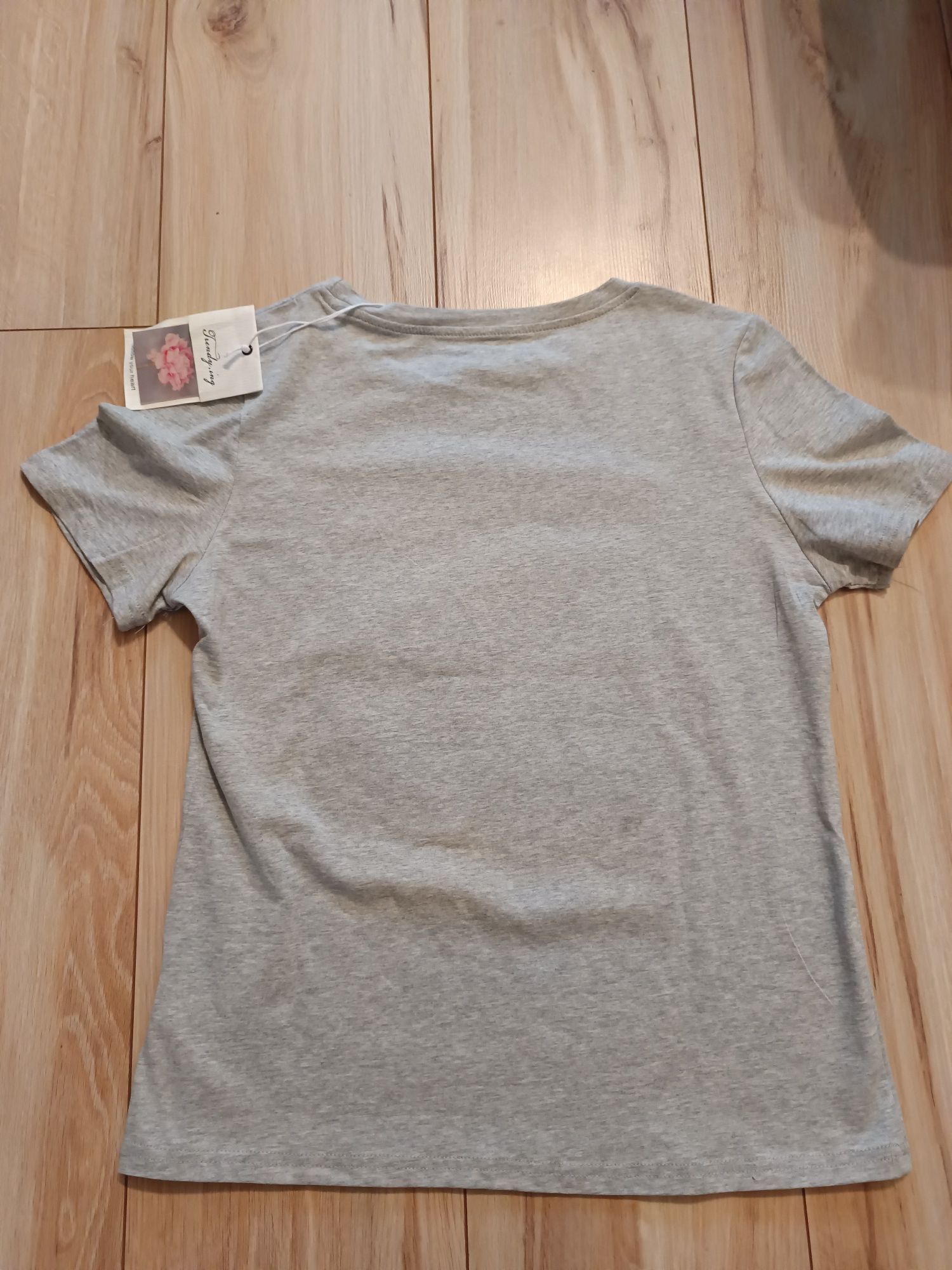 Nowy T-shirt damski