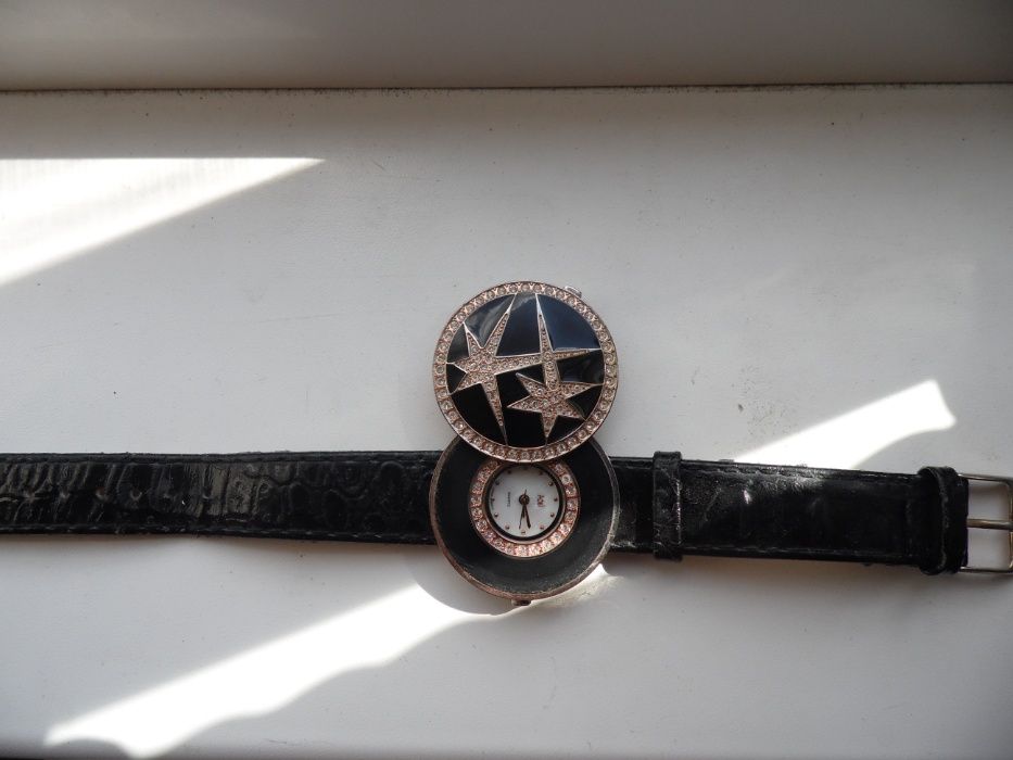 ( Часы кварцевые.