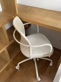 Białe biurowe krzeslo plecione obrotowe na kółkach Ikea