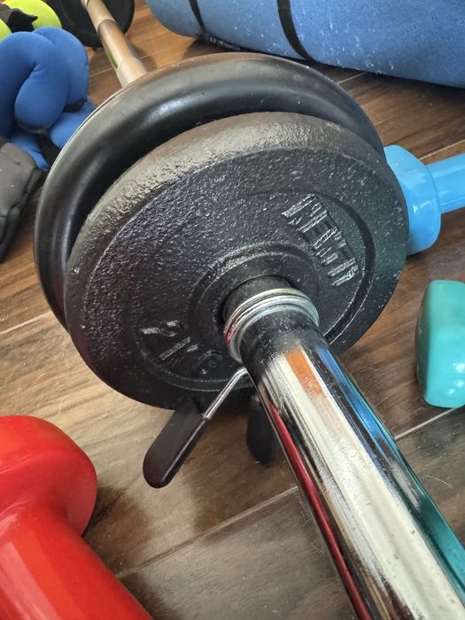 Conjunto de treino, halteres, caneleiras, barra de musculação e discos