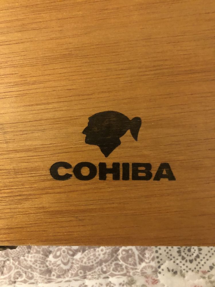 Caixa antiga de madeira Cohiba com oferta