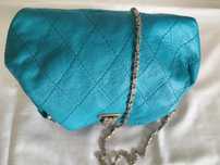 mala-clutch azul ciano
