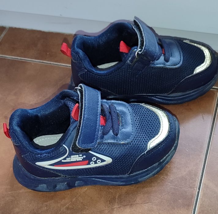 Кросівки світяться