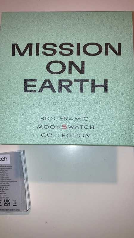 Earth Omega x Swatch SO33G100 Cykl Planety