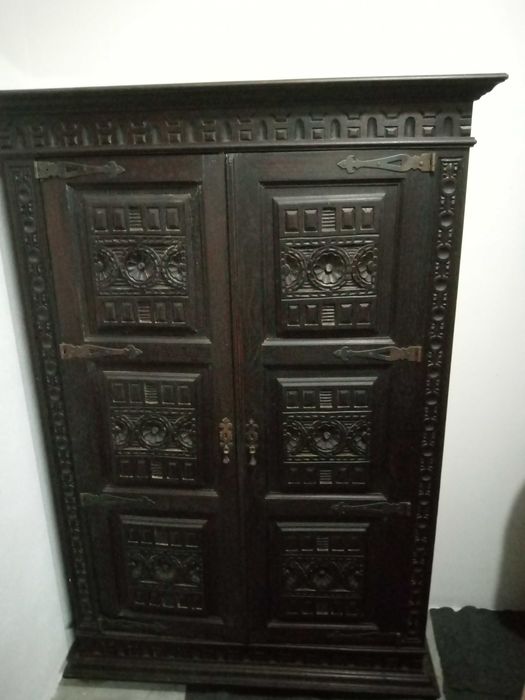 móvel de madeira exótica