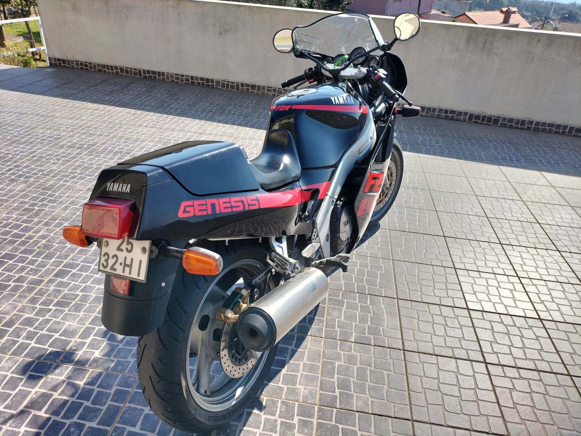 Mota Yamaha FZR 1000