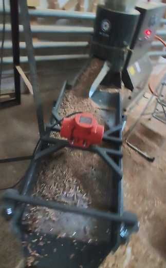 Linia prod.: peleciarka 22 kW; podajnik trociny; przesiewacz pelletu