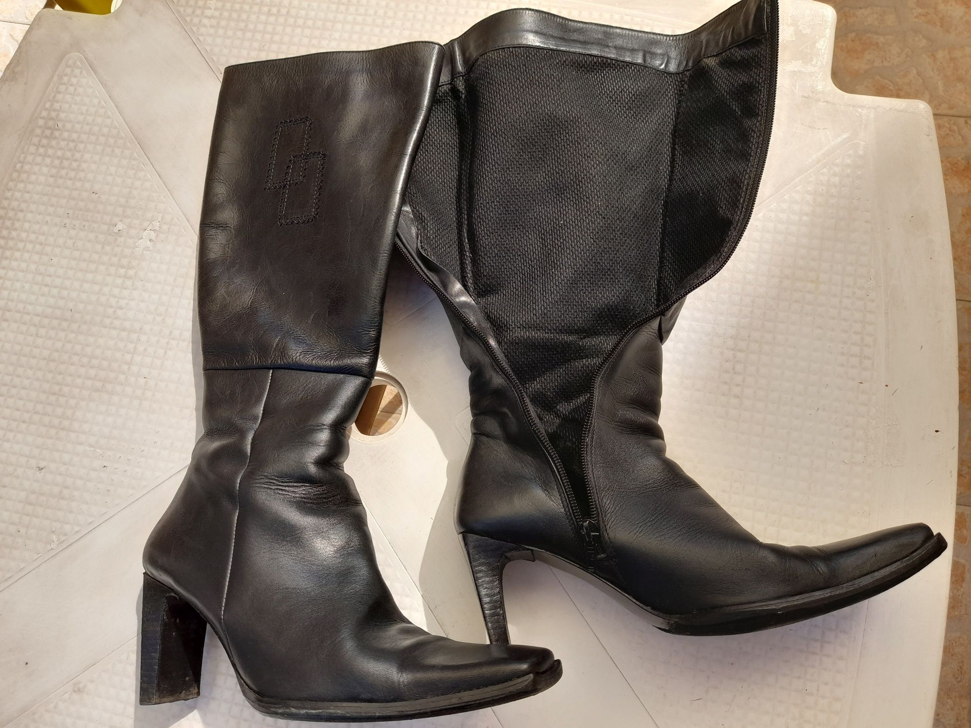 Botas em pele, cano alto, tam 38