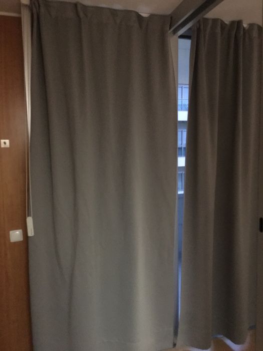 Cortinado em tecido Blackout cinzento