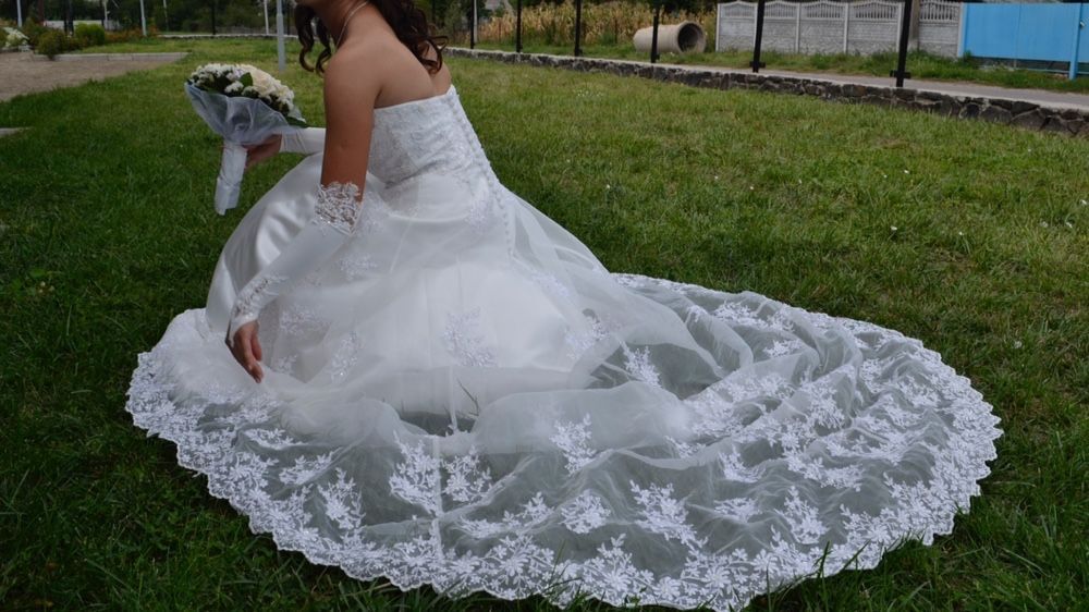 Продам гарну весільну сукню