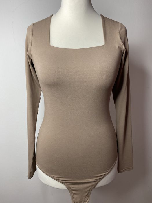 Body z kwadratowym dekoltem Bombshe