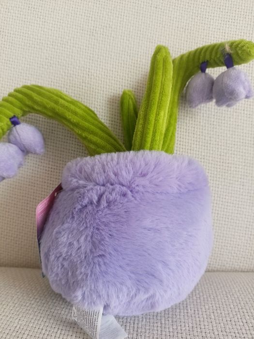 Nowy pluszak kwiat w fioletowej doniczce