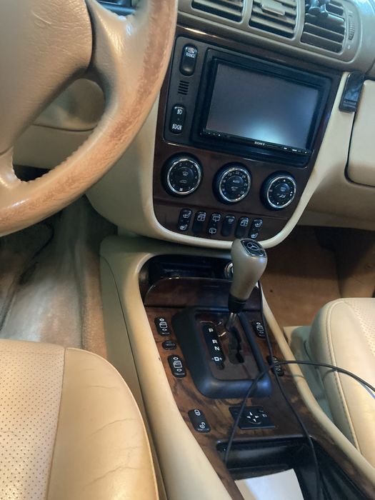 Мерсес ML в отличном состоянии. Полностью обслужен.