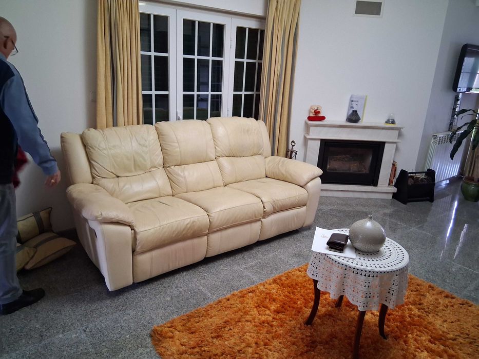 Sofá em pele bege com 2 lugares reclináveis