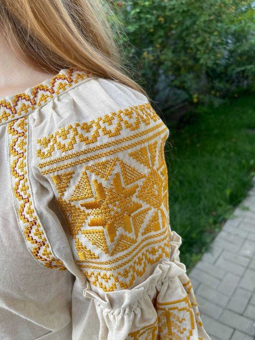 Сукня-вишиванка з поясом в українському етнічному стилі