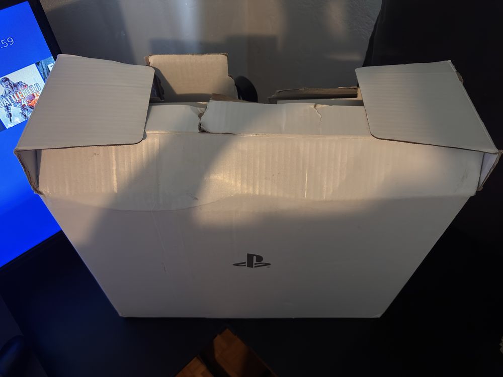 PS4 Slim + 2 pady + Gry + Stojak na gry