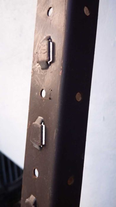 Urgente entrada obras: Estrutura em metal para estantes (10 Unidades)