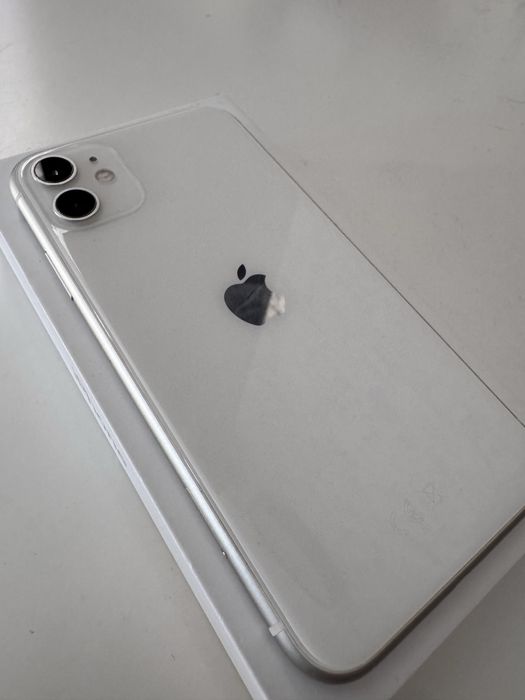 iPhone 11 bez zarysowań, bateria: 87%