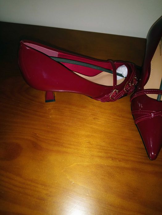 Sapatos bordeaux em verniz