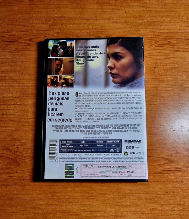 ESTRANHOS DE PASSAGEM (Stephen Frears) Audrey Tautou/Chiwetel Ejiofor