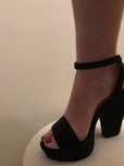Buty czarne na koturnie.