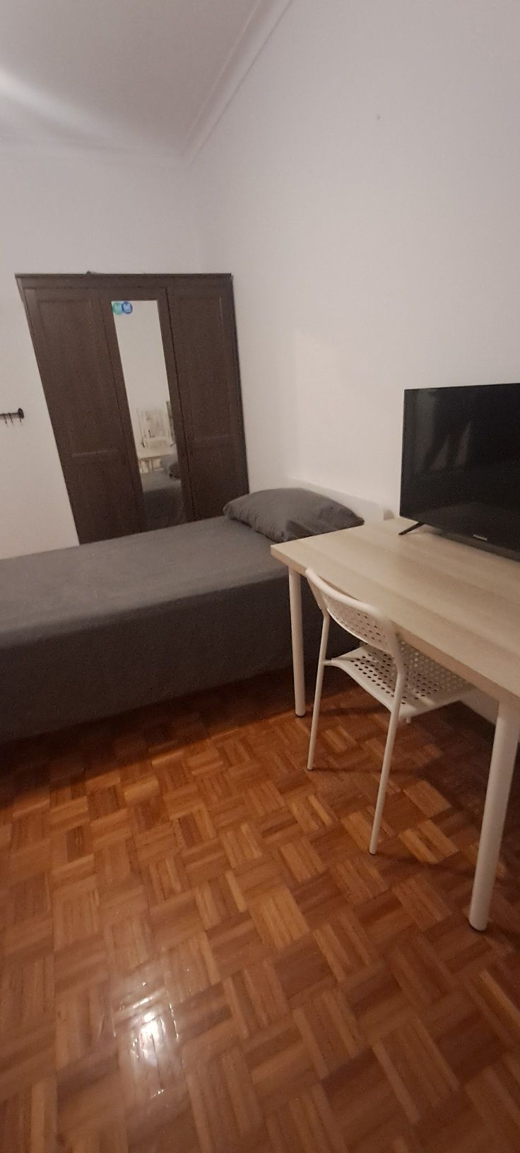 Arrendo quarto individual com varanda
