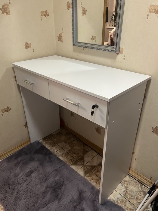 Стіл візажиста, туалетний столик, жіночий столик