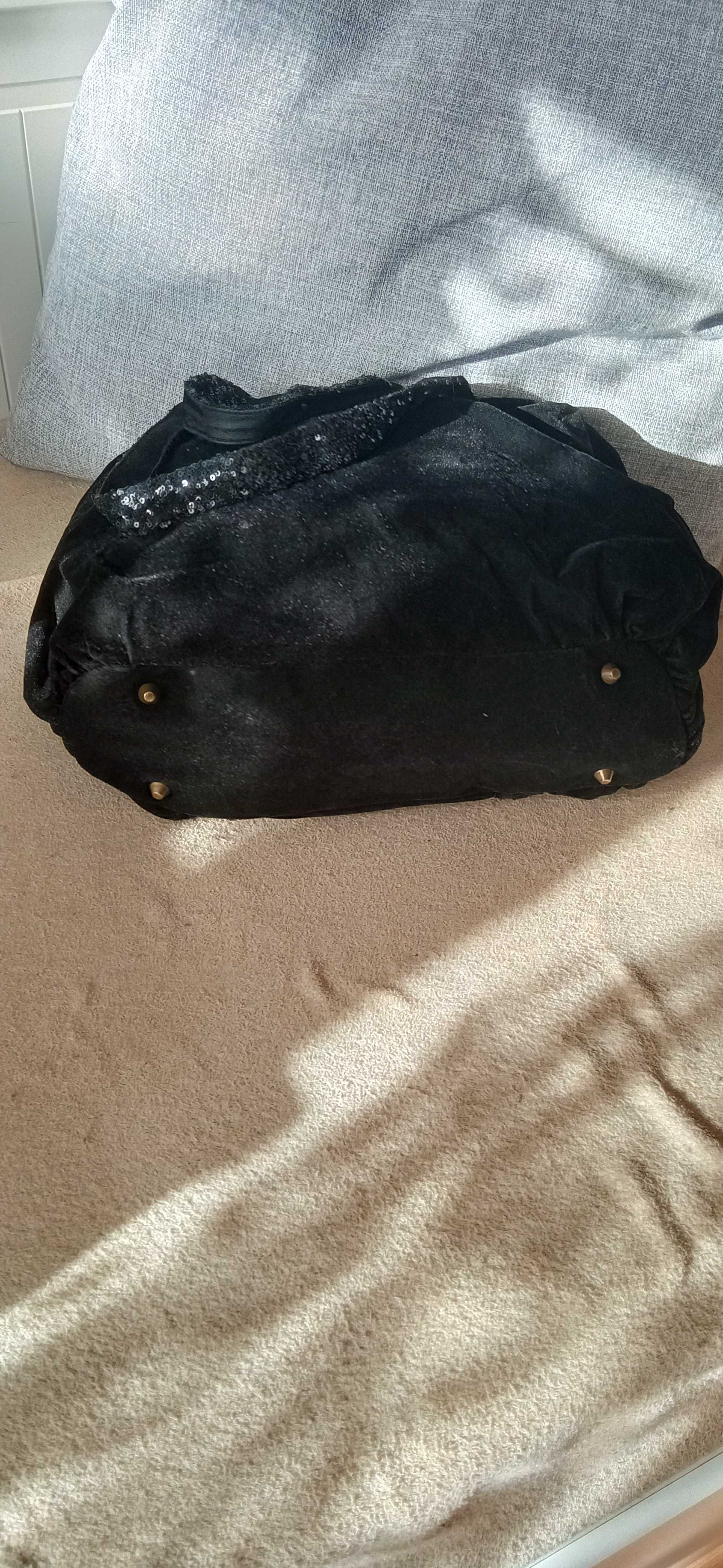 Czarna torebka z cekinami