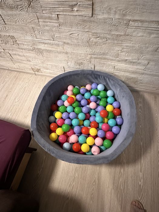 Сухий басейн із кульками
